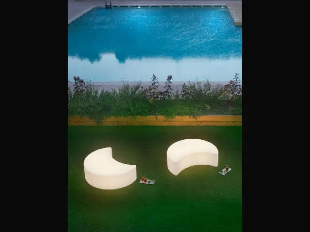 Pouf luminoso in polietilene a forma di spicchio di Luna Moon di Slide