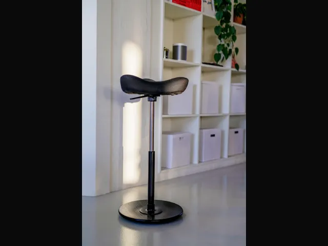 Sgabello da ufficio ad altezza regolabile con base in legno Move di Varier