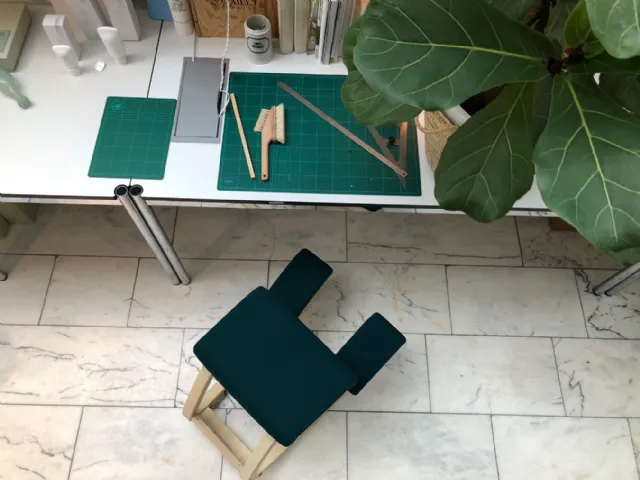 Sedia ergonomica a dondolo in legno e tessuto Variable di Varier