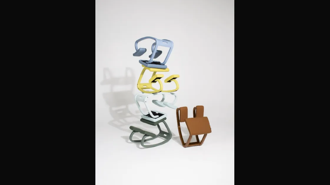Sedia ergonomica in legno colorata con lo stesso colore del tessuto Variable Monochrome di Varier