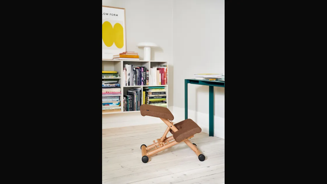 Seduta ergonomica in tessuto imbottito con struttura in legno  Multi di Varier