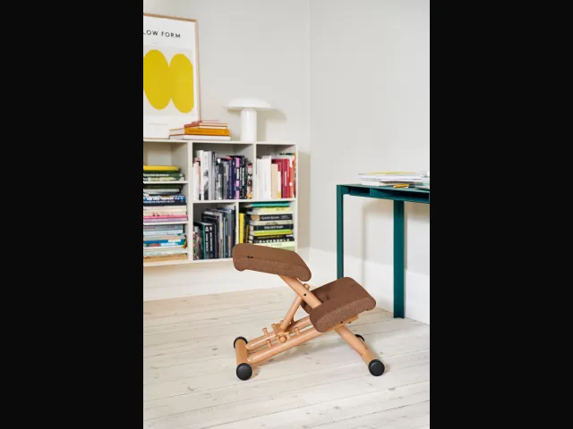 Seduta ergonomica in tessuto imbottito con struttura in legno  Multi di Varier