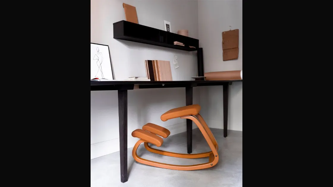 Sedia ergonomica in legno colorato con lo stesso colore del tessuto Variable Monochrome di Varier