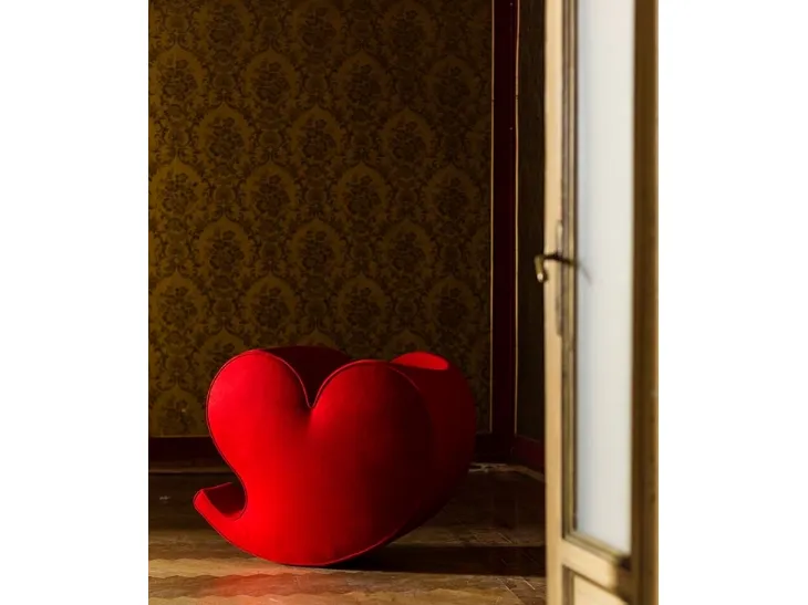 Poltrona in tessuto rosso a forma di cuore Soft Heart di Moroso